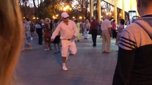 Прикольно танцует мужик