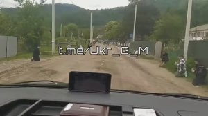 Всех не_рабов выгнали на улицу, попрощаться с побратимами.