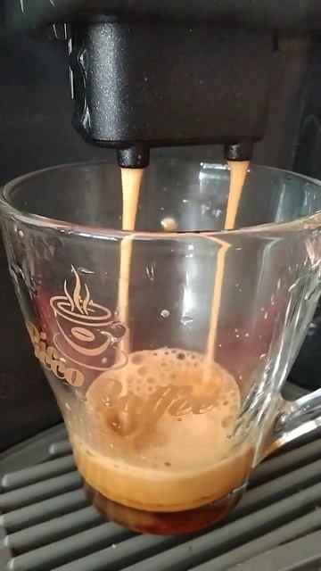 Кофемашина делает кофе #shorts смотреть онлайн