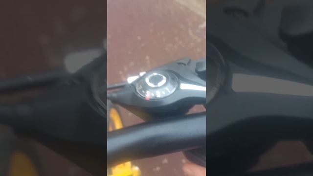 катаюсь на велосипеде на площадке смотреть онлайн