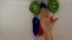 Лопаем воздушные шарики с водой Учим цвета