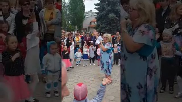 Особое внимание на девочку посередине в розовых колг смотреть онлайн