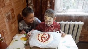 ЛИЦОМ В МУКУ ЧЕЛЛЕНДЖ ВЫЗОВ ПРИНЯТ  КАМЕНЬ НОЖНИЦЫ БУМАГА