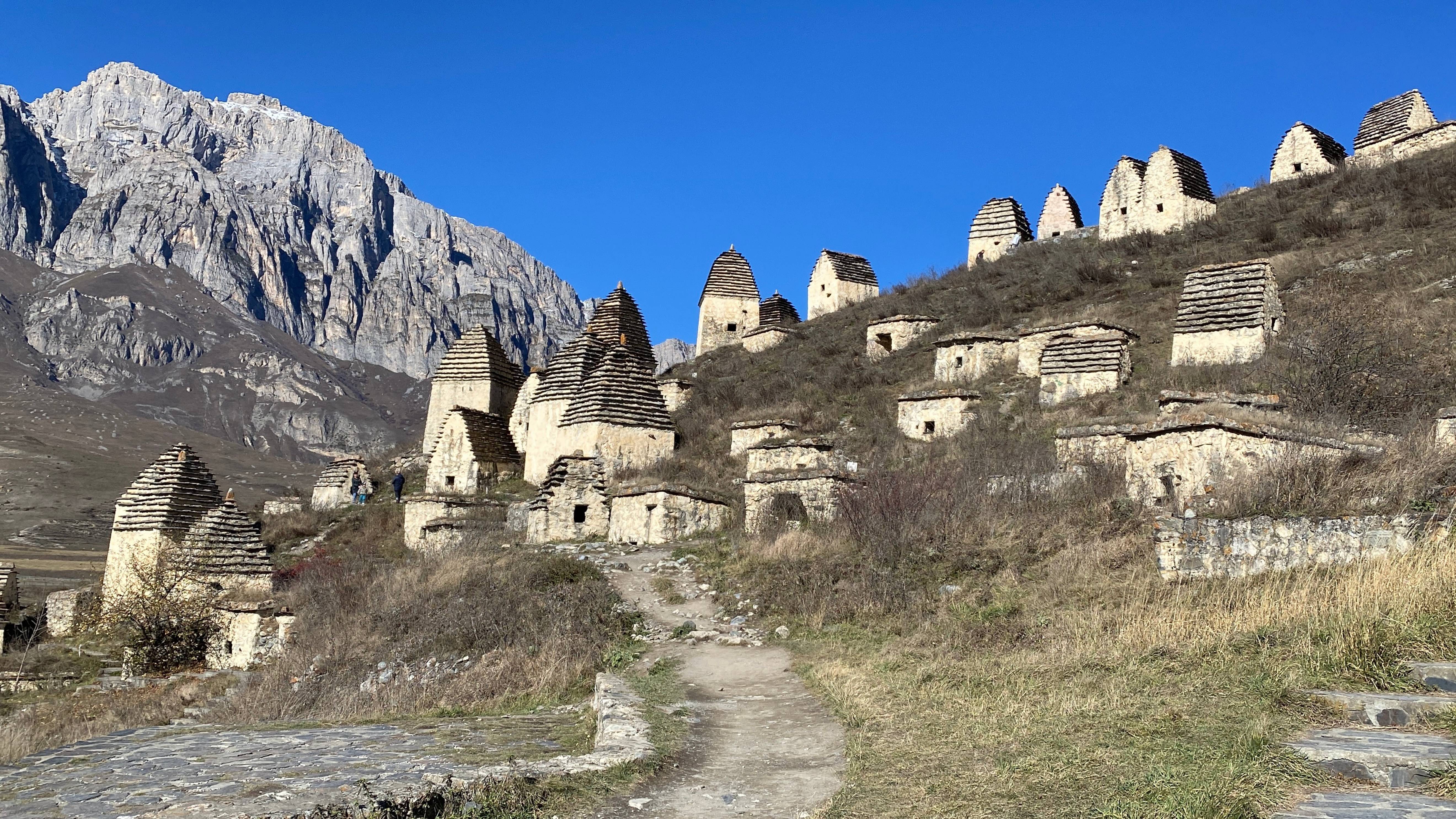 Северная Осетия, "город мёртвых ". Самое атмосферное место в республике смотреть онлайн