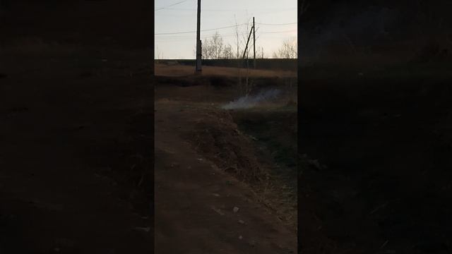 взрываю петарды со Стёпой на нахаловке часть 3 мы почти устроили пожар 😶 смотреть онлайн