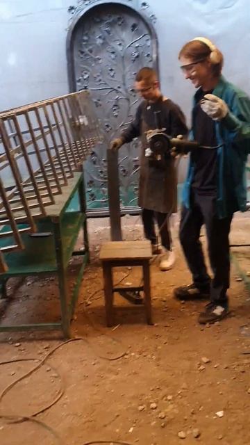 Учим молодое поколение работать с болгаркой 🔥 #кузни? смотреть онлайн