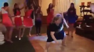 ПРИКОЛ  ПЬЯНЫЕ ДЕВУШКИ ЗАЖИГАЮТ НА СВАДЬБЕ !