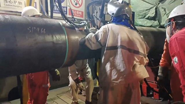 Сварочный аппарат Xionggu в работе по проекту морского тр смотреть онлайн