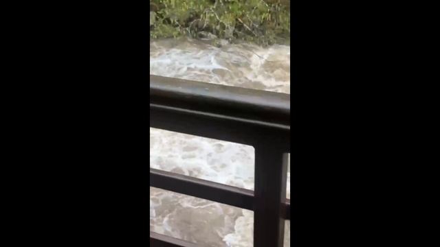 Мощь водопада Корбу после дождей смотреть онлайн