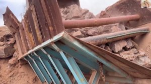 Строительство, дробление щебёнки