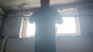 Укрепили кирпичную стену над окном. Приварили железны