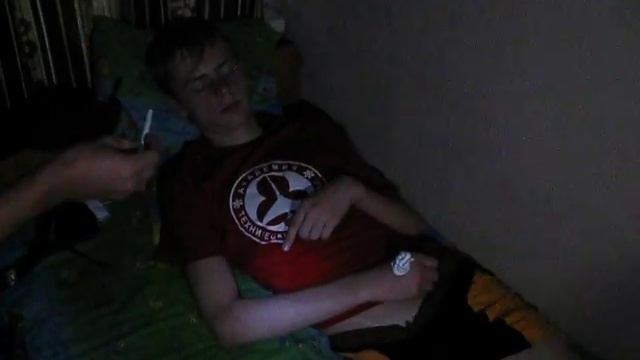 Прикол над спящим. смотреть онлайн