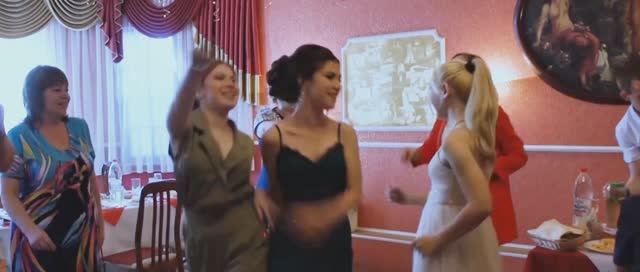 Выпускницы - подружки зажигают на выпускном балу, грустный дэнс смотреть онлайн