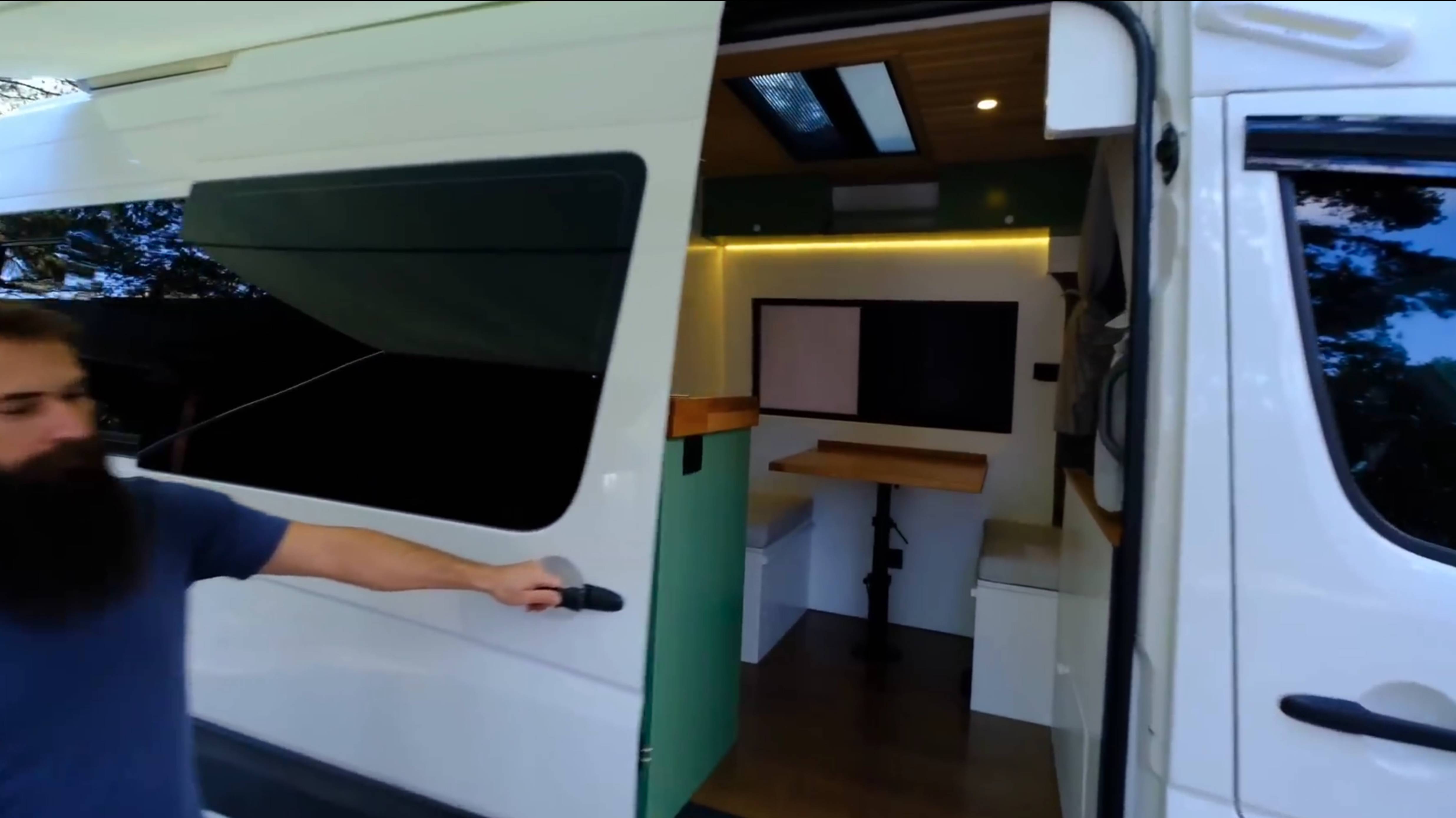 Парень сделал потрясающий дом на колесах своими руками