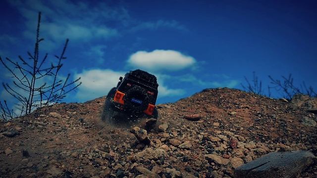 Радиоуправляемый гонщик где-то в заброшенном месте Jeep Rubicon 4x4 Yikong смотреть онлайн