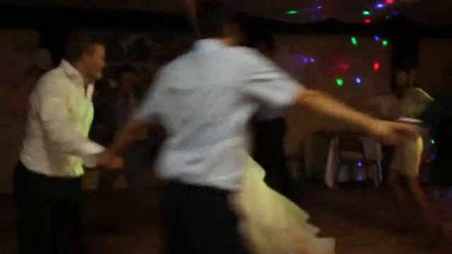 Танец (веселимся с друзьями на свадьбе) смотреть онлайн