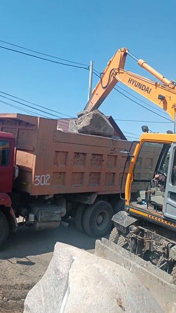 Погрузка камней экскаватором Хундай в самосвал Хово . смотреть онлайн