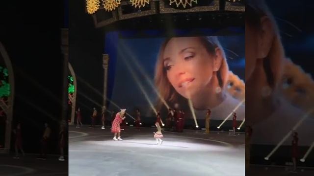 Надя Пескова первый раз вышла перед зрителями на лёд в смотреть онлайн