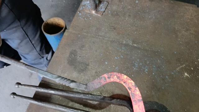 🗿ИЗГОТОВЛЕНИЕ КУЗНЕЧНЫХ КЛЕЩЕЙ #geflund #welding #powerhammer #ironwork #blacksmith #forging смотреть онлайн