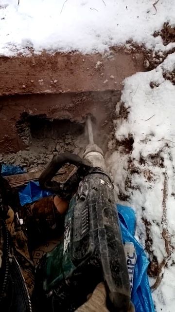 Работа перфоратора МАКИТА, инструмент сила. смотреть онлайн