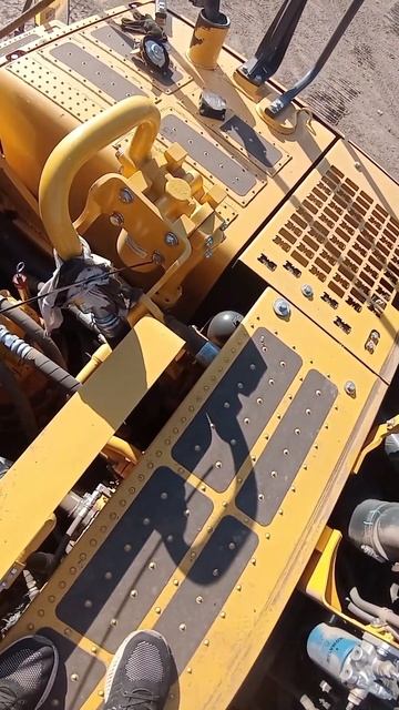 Проверяем уровень масла в двигателе|Экскаватор Komatsu PC смотреть онлайн