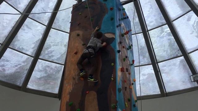 Подъем на скалодроме