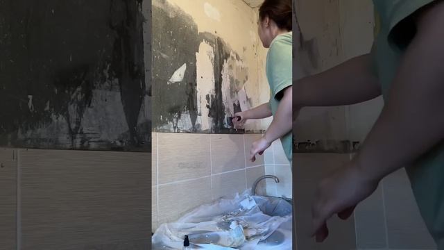 Переделка кухни: Часть 2! В этот раз снимаем обои…🫠 #п?