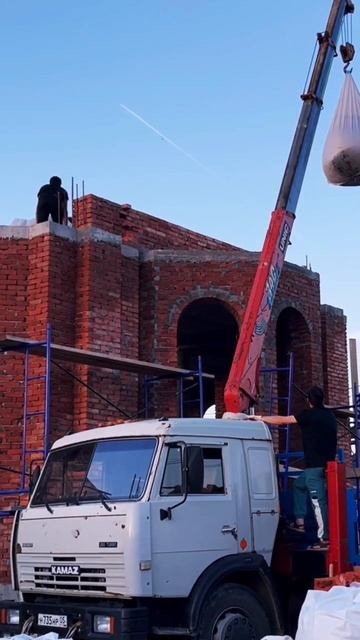 Подача песка на верх #мечеть #СтроимМечеть #манипулято смотреть онлайн