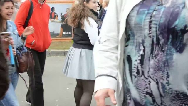 давят виноград.