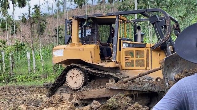 Бульдозер Caterpillar D6R XL расчищает сельскохозяйственные угодья и дороги смотреть онлайн