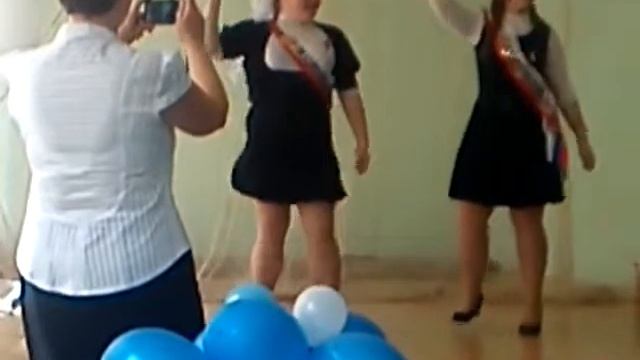 прикол выпускницы танцуют на сцене смотреть онлайн