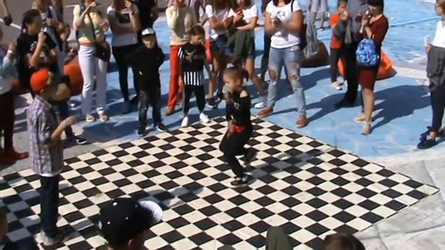 Хип-Хоп фристайл. Люди в Черном. Батлует Карина смотреть онлайн