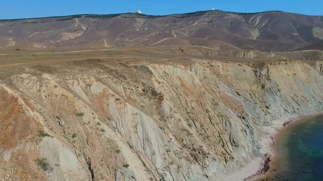 Манящие пляжи Двуякорнорй бухты в Крыму. смотреть онлайн