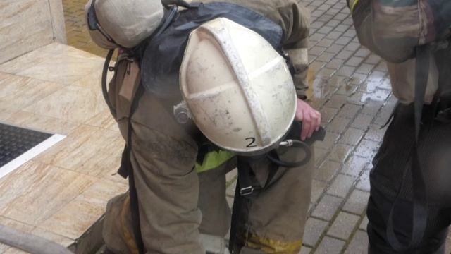 В 33-ей смоленской школе прошли пожарно-тактические учения смотреть онлайн