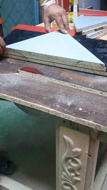 как пилить дерево под 45 градусов #diy #viral #woodworking смотреть онлайн