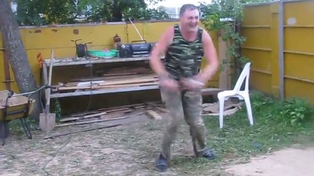 Парень прикольно танцует)) смотреть онлайн