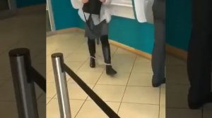 девушка стоя у кассы потеряла трусы