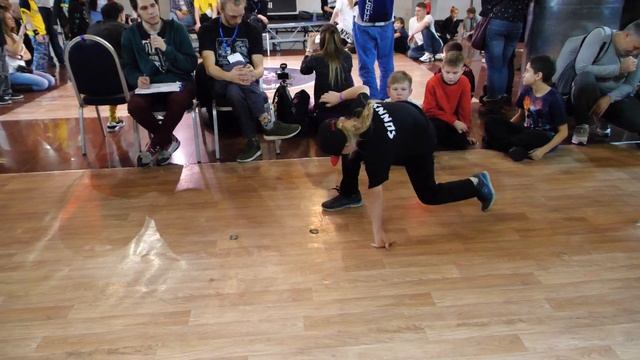 отбор до 2 лет Bgirl Sunny Vs Bboy ? - брейкданс батл WINTER WARS 2020