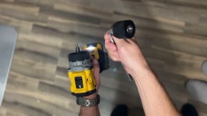Как открутить патрон на Dewalt DCD 800-805