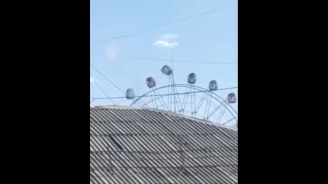 Крутящиеся кабинки на колесе обозрения в Рудном смотреть онлайн