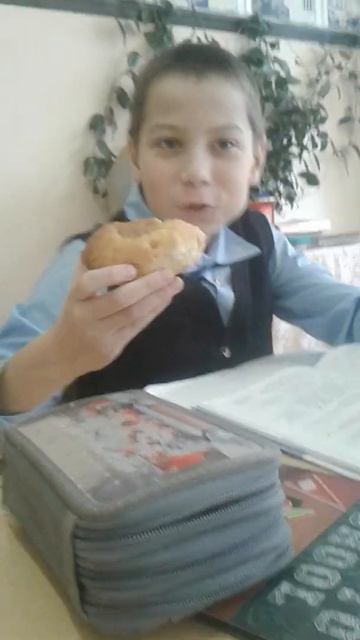 Булкоед ест булочку. (Загляни в описание) смотреть онлайн