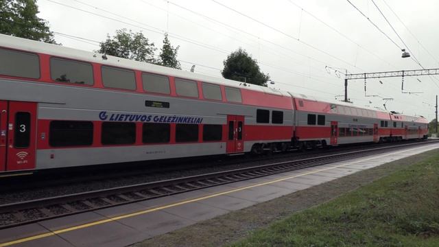 Электропоезд EJ575-013 на о.п. Кариотишкес / EJ575-013 EMU at Kariotiškes stop смотреть онлайн