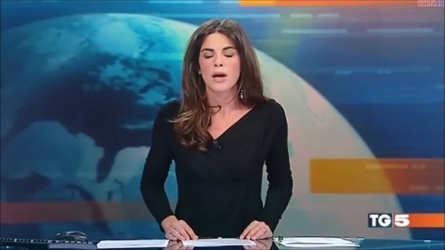 Ведущая и прозрачный стол смотреть онлайн