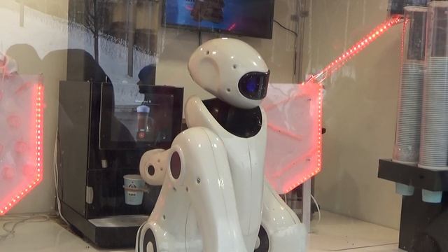 Москва зимняя. Робот-бариста в парке Зарядье смотреть онлайн