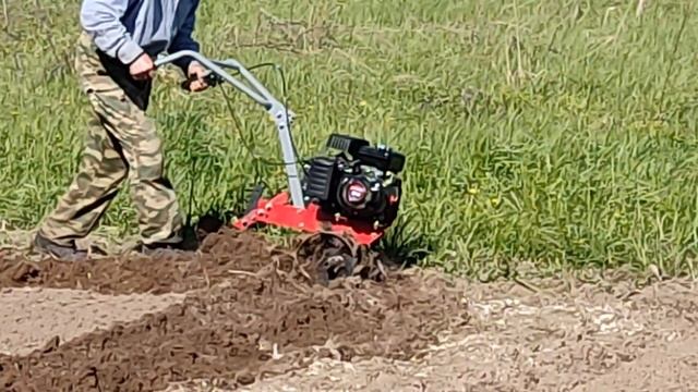 Архивное. Вспашка почвы на проекте Сапуново. "Зубр" МКТ-150 с плугом. 15052024.