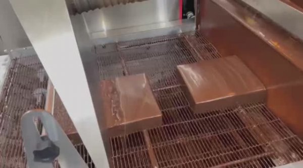 Покрытие глазурью Птичье молоко «КМКИ Добрынинский» на глазировочной машине от компании DitoGroup