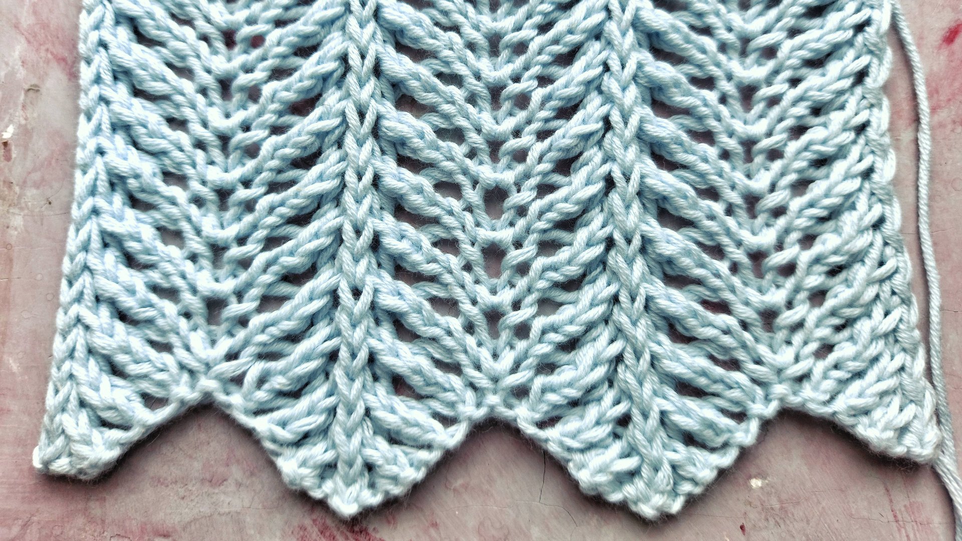 Плотный ажурный узор спицами для вязания джемпера, сарафана смотреть онлайн