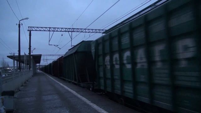 Электровоз ВЛ10у-565 с вагонами-хопперами следует через о.п. Новая Охта смотреть онлайн