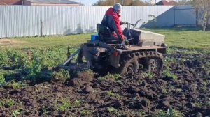 Самодельный гусеничный минитрактор пашет.  Запахивае?