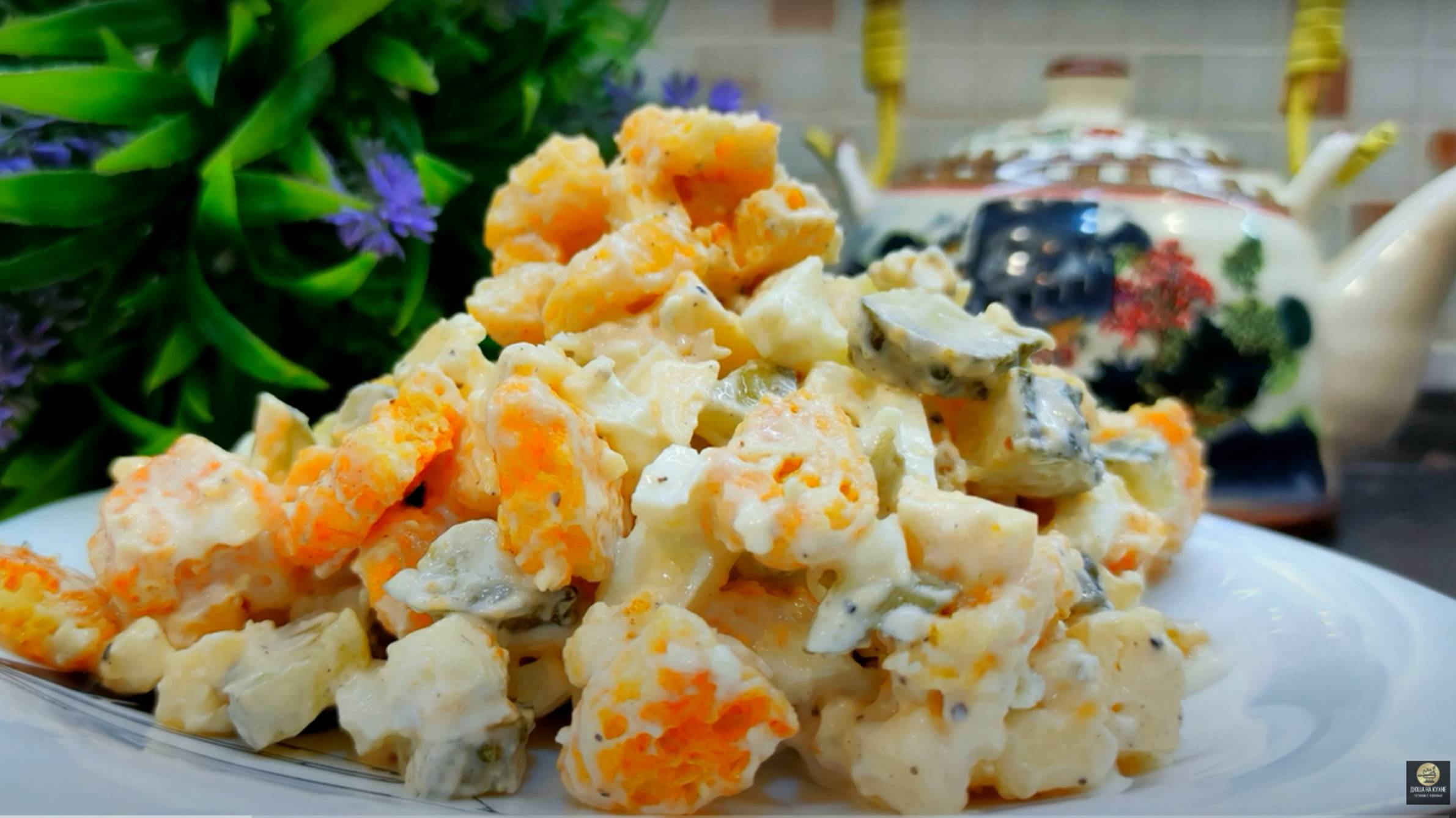 Салат с сухариками быстрый. Рецепт салата на каждый день. смотреть онлайн